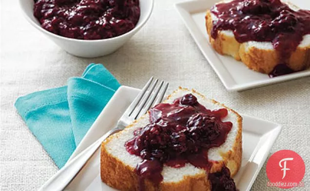 Bolo de comida de anjo com compota de baga mista