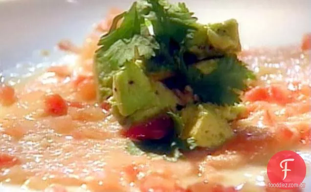 Prato rápido e fácil Paillard de peixe cozido com gengibre, alho e tomate