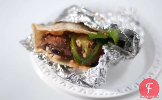 Tacos tri-Tip temperados indianos com arroz Basmati com alcaravia e molho de tomate picante