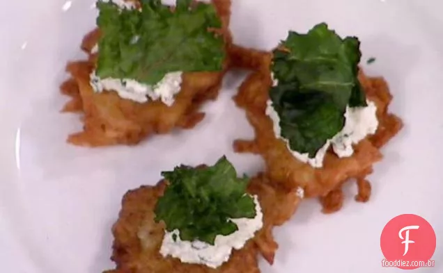 Bolos de batata crocantes com queijo agricultor, cebolinha, pimenta preta e batatas fritas de couve