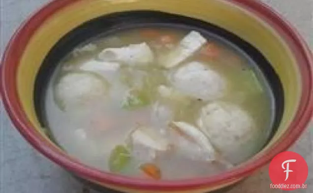 Sopa de galinha Kosher com bolas Matzo