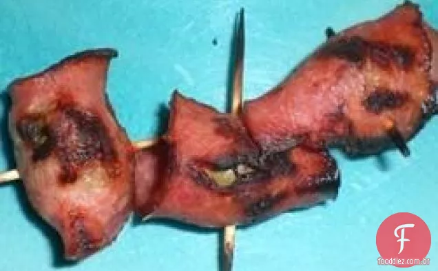 Azeitonas Embrulhadas Em Bacon Grelhado