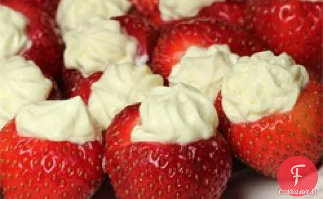 Pudim e morangos recheados com creme