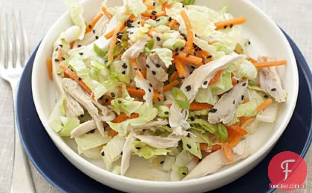 Salada chinesa de frango e repolho com molho de amendoim