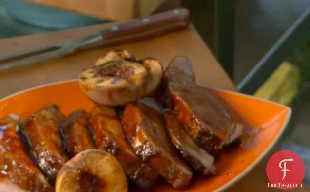 Lombo de porco grelhado Siciliano com pêssegos grelhados Agrodolce