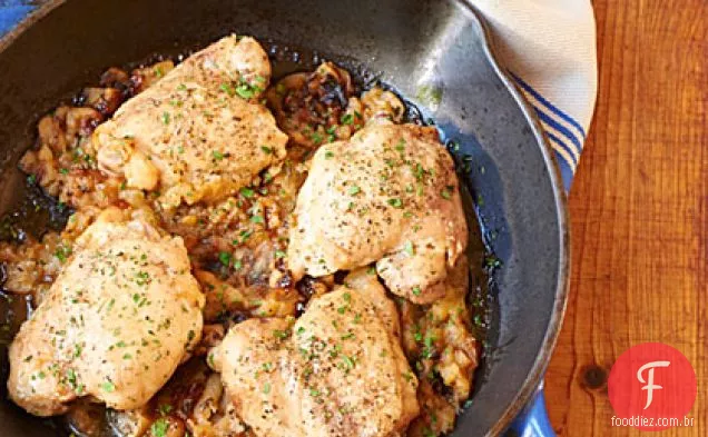 Coxas de frango com maçãs assadas e alho