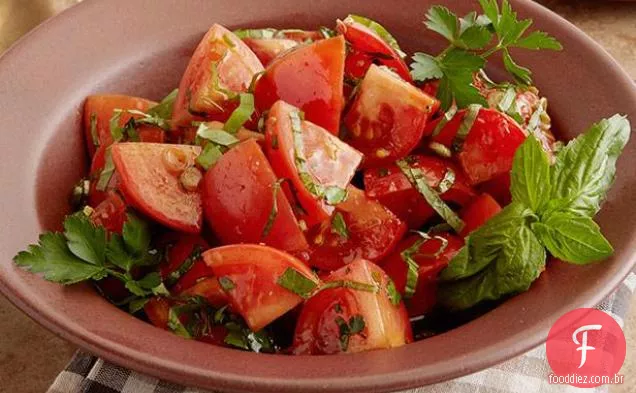 Salada de tomate marinada com ervas