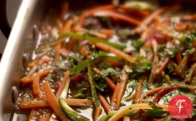 Haste De Carne Assada asiática com salada desfiada quente e azeda