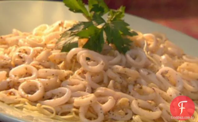Calamari carbonizada com caldo de alho assado