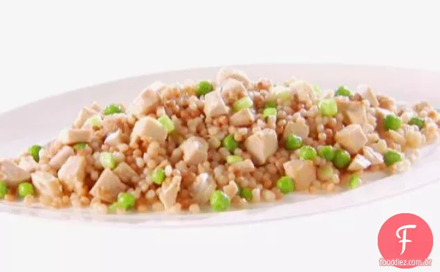Cuscuz pérola com frango e ervilhas