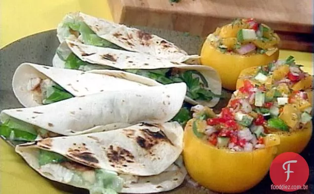 Tacos de peixe de alabote com molho Guacamole