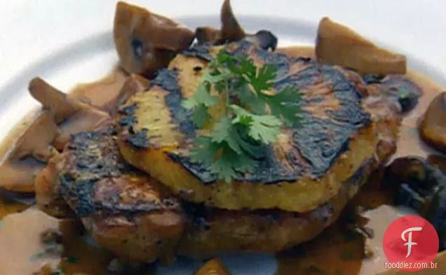 Frango e fatias de abacaxi grelhado com molho de pimenta verde e cogumelos