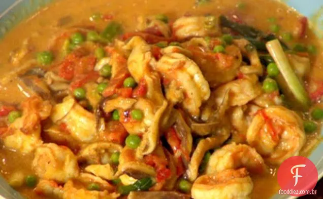 Curry de camarão tailandês com alface picada e cuscuz de manjericão e limão