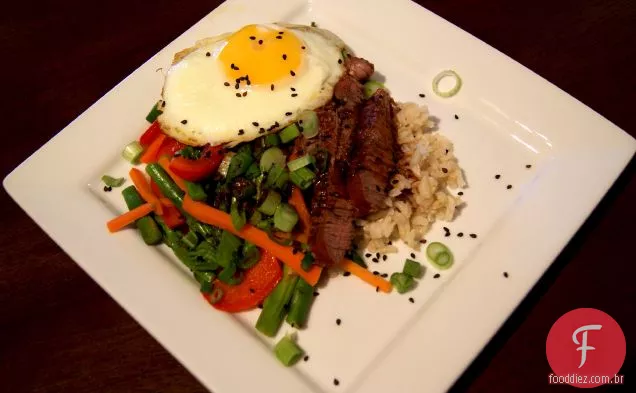 Tigela De Arroz Coreano Com Bife, Legumes E Ovo Frito