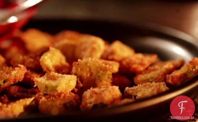 Picles fritos crocantes com molho de leitelho