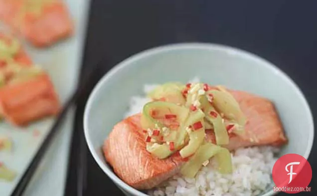 Tigela de arroz de salmão com molho de gengibre e limão