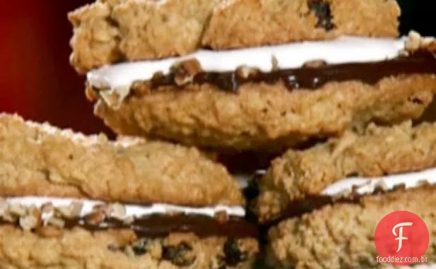 Biscoitos Macios Do Sanduíche Da Passas Da Aveia