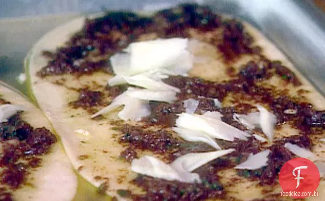 Pizzettas com Tapenade de azeitona e queijo Pecorino