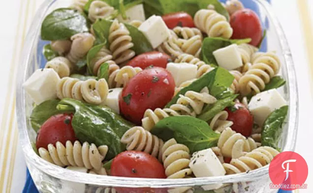 Salada de macarrão com espinafre, tomate e mussarela fresca com molho italiano