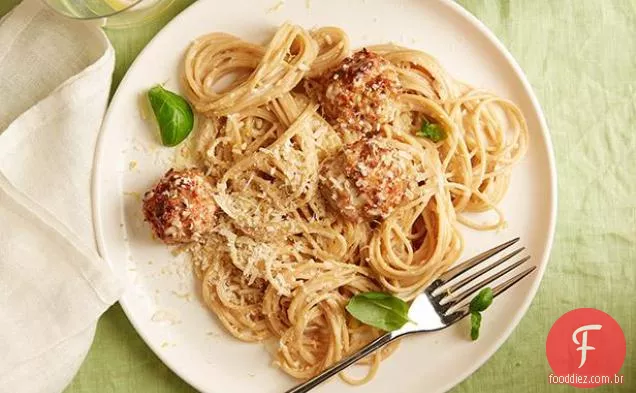 Linguine de grão integral de limão com almôndegas de Peru