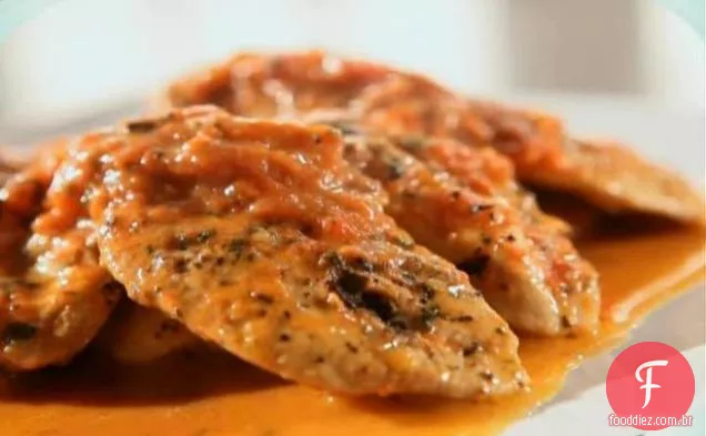 Frango grelhado com molho de tomate assado
