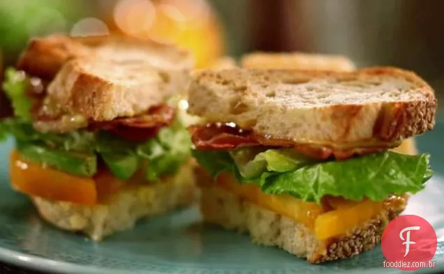 Alface, abacate e tomate com Romano Aioli