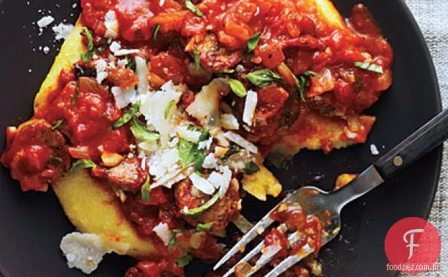 Polenta de parmesão e molho picante de salsicha