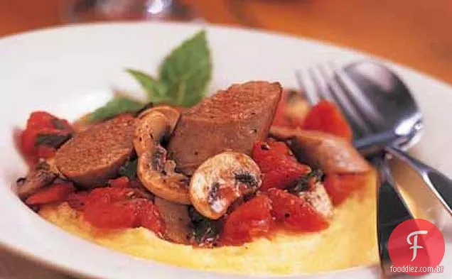 Polenta de parmesão com salsicha e cogumelos