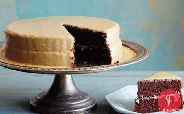Bolo de cacau à moda antiga de Lizzie com cobertura de caramelo