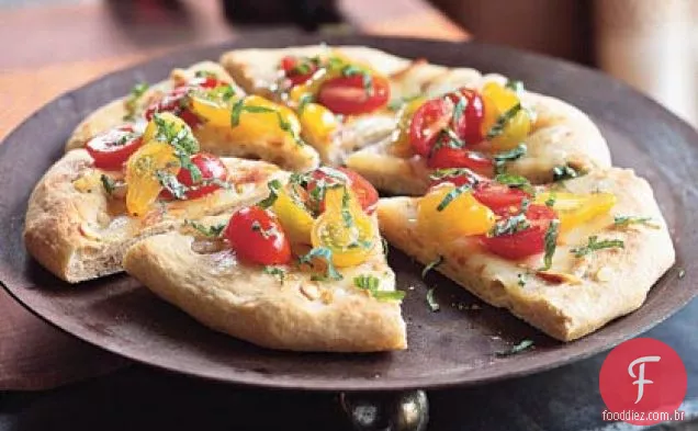 Pão achatado de alho com Mussarela defumada e vinagrete de tomate