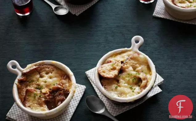 Sopa De Cebola Francesa Com Costelas Curtas Assadas