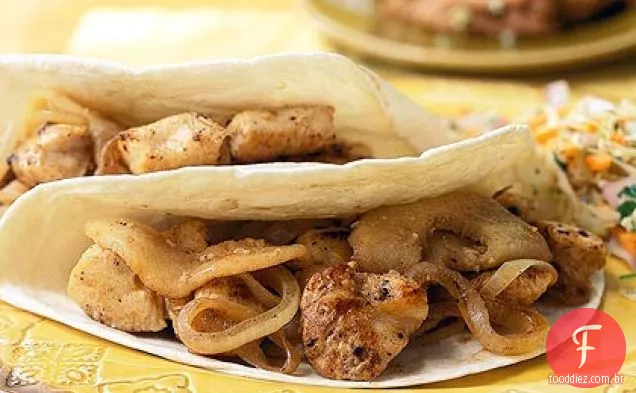 Tacos macios de frango com cebolas salteadas e maçãs