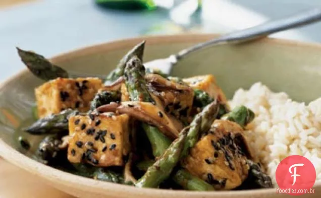 Frite o tofu de gergelim sobre o arroz