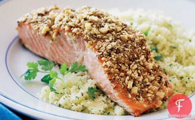 Salmão grelhado com crosta de amêndoa e especiarias