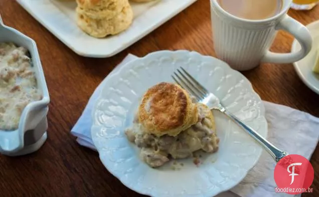 Biscoitos de leitelho com molho de salsicha