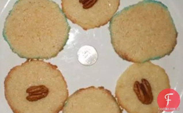 Biscoitos de manteiga dinamarqueses açucarados com metades de noz-pecã