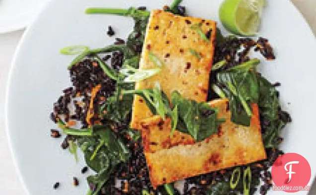 Arroz Preto Frito Com Tofu De Gengibre E Espinafre