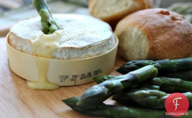Camembert assado com soldados de aspargos