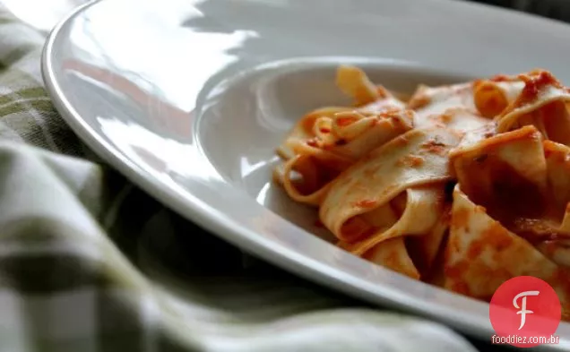 Pappardelle com molho de tomate, alho e anchova