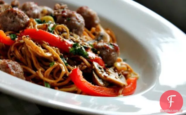 Salsicha noodle stir fry