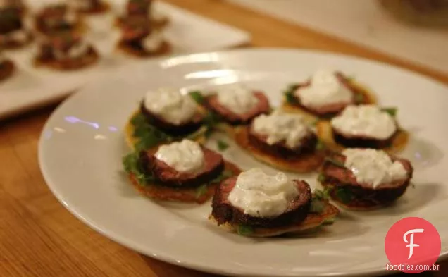 Costeletas de cordeiro marinadas com Tzatziki, rúcula e queijo Feta