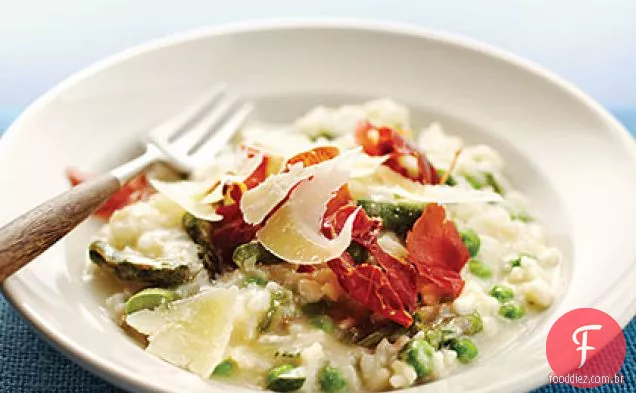 Risoto de ricota de limão com aspargos, ervilhas e Prosciutto