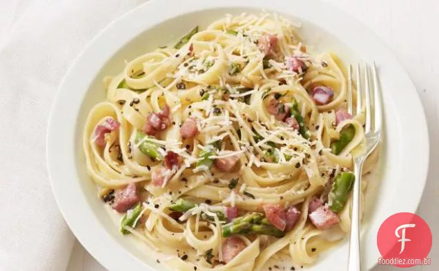 Macarrão com espargos e Prosciutto