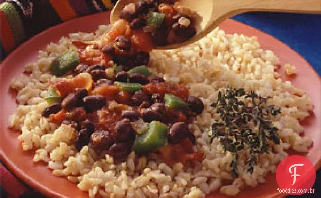 Feijão preto e arroz de estilo cubano