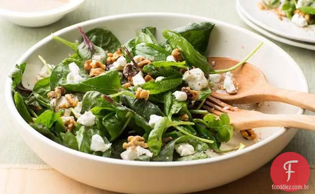 Salada de espinafre com queijo de cabra e nozes