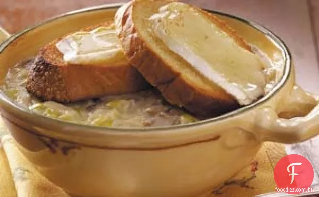 Sopa de alho-poró com torradas Brie