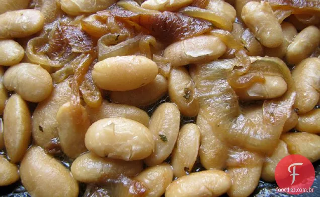 Feijão Com Cebola Caramelizada E Molho De Mostarda