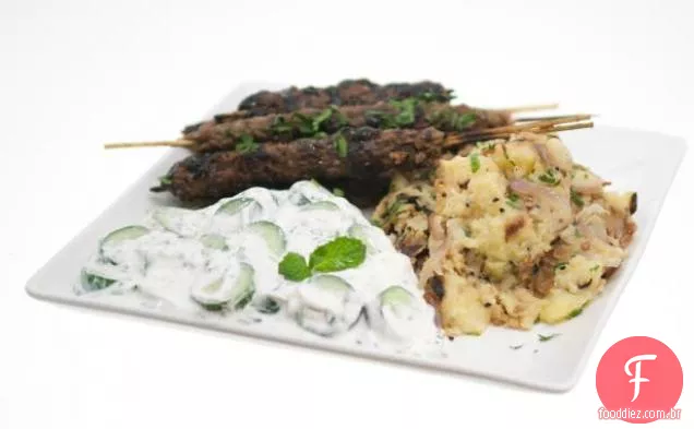 Kebabs de cordeiro moídos com esmalte de romã, batatas com especiarias Bengali e Raita de pepino Persa