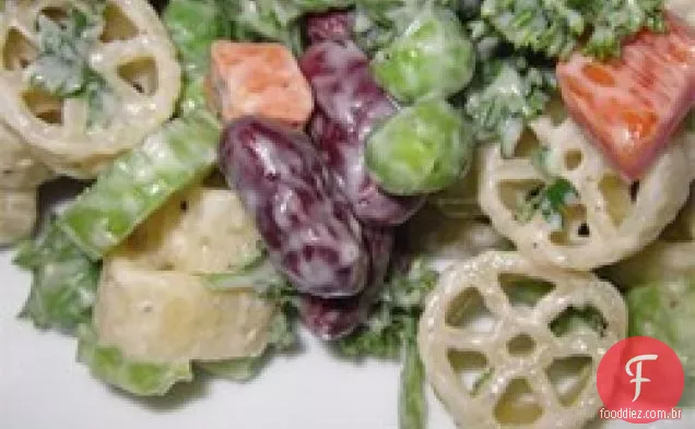 Salada de macarrão com cotovelo e feijão