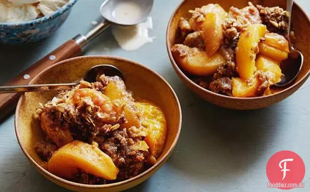 Slow Cooker Peach Sapateiro